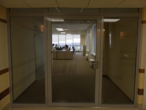 Противопожарная перегородка с тонированным стеклом / серия FRM5351